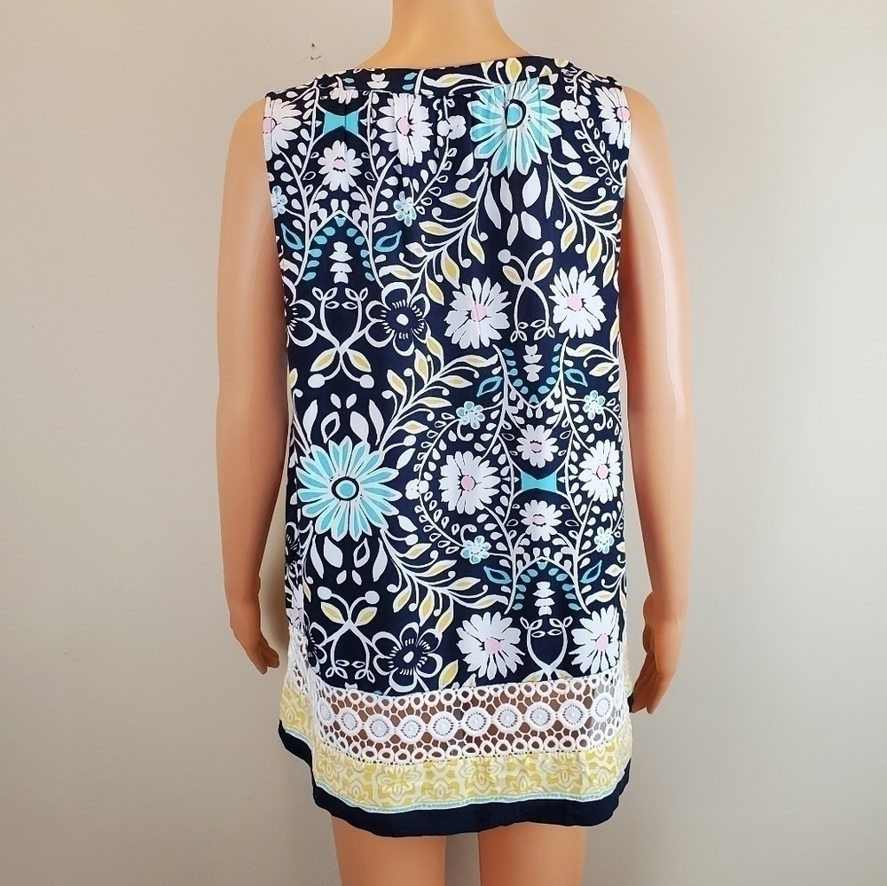 Crown & Ivy floral Sleeveless v-neck blouse - Picture 4 of 10